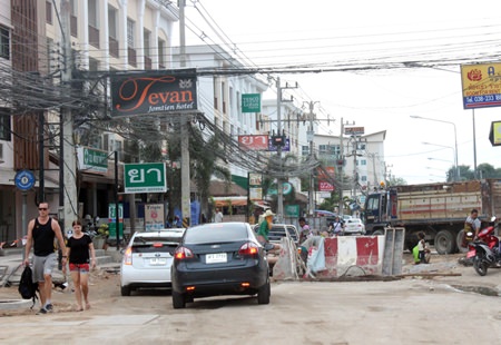 Commuting in the area is laborious, as the road has been reduced to one usable lane whilst construction continues along Soi Wat Bun.