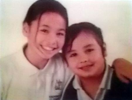 Robert John Day has posted a 100,000 baht reward for information leading to the return of his 2 daughters and the arrest of their mother for abducting them.