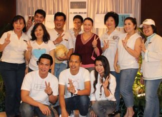 Manisa Nunbhakdi (center), vice president, and Saran Nimihut (left), regional general manager of Siam Bayshore and staff welcome guests.