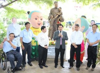 In his speech, Surat Mekavarakul, president of the Pattaya Cultural Council, recalled Father Brennan and his many good deeds, and waxed lyrical about the good deeds performed by Father Michael Pattarapong Srivorakul (center right) and Father Peter Picharn Jaiseri (center left) to help indigent children and the disabled.