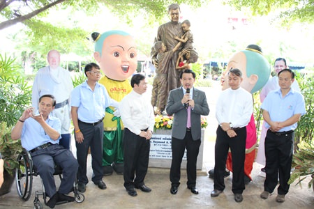 In his speech, Surat Mekavarakul, president of the Pattaya Cultural Council, recalled Father Brennan and his many good deeds, and waxed lyrical about the good deeds performed by Father Michael Pattarapong Srivorakul (center right) and Father Peter Picharn Jaiseri (center left) to help indigent children and the disabled.