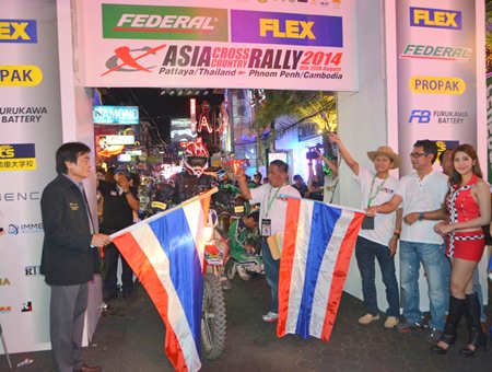Deputy Mayor Ronakit Ekasingh (left) waves the starting flag for the rally participants.