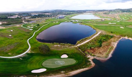 Siam Country Club Pattaya Waterside covers an area of 765 rai and includes four large lakes.