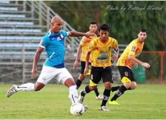 Pattaya United’s Cristiano Lopes (left) fires a shot in on the Chiangmai FC goal during their Thai Division 1 encounter at the Nongprue Stadium in Pattaya, Saturday, August 23. (Photo courtesy Pattaya United FC)