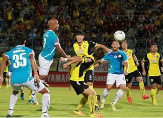 Pattaya United’s Christiano Lopes (2nd left) steers a header towards the Khon Kaen goal during the second half of their Division 1 match at the Khon Kaen Stadium on Sunday, August 17. (Photo/Pattaya United FC)