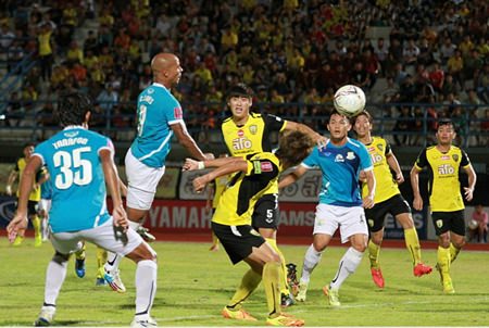 Pattaya United’s Christiano Lopes (2nd left) steers a header towards the Khon Kaen goal during the second half of their Division 1 match at the Khon Kaen Stadium on Sunday, August 17. (Photo/Pattaya United FC)