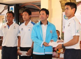 Pattaya Mayor Itthiphol Kunplome (2nd right) presents a sponsorship award to Aek Bunswad (right). The young Thai windsurfer is currently competing at the Asian Games in Incheon.