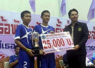 Pattaya Mayor Itthipol Kunplome hands over the champions’ trophy to Navy Club players, winners of the men’s open division.