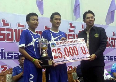 Pattaya Mayor Itthipol Kunplome hands over the champions’ trophy to Navy Club players, winners of the men’s open division.
