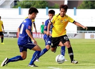 Pattaya United’s Patipat Armatantri (right) evades the attentions of the Sriracha defence during their Thai League Division 1 fixture at the IPE Chonburi Stadium, Sunday, August 3. (Photo/Pattaya United FC)