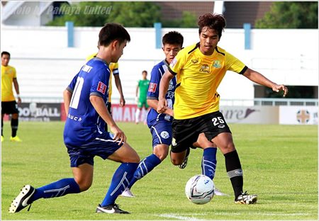 Pattaya United’s Patipat Armatantri (right) evades the attentions of the Sriracha defence during their Thai League Division 1 fixture at the IPE Chonburi Stadium, Sunday, August 3. (Photo/Pattaya United FC)