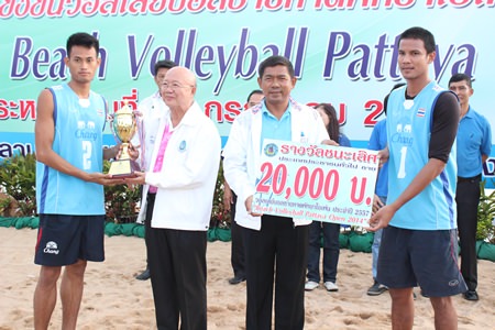Pattaya Deputy Mayor Wattana Chantanawaranon (2nd left) presents the male winners’ trophy to the victorious Navy 1 team.