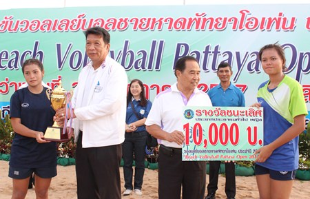 Pattaya council member Phaiwan Aromchuen (2nd left) presents the female champions’ trophy to Bangkok Sports School.