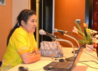 Aornanaong Thaweesuk, food and nutrition specialist at Regional of Health Promotion Center 3, Chonburi, lectures on the value of good nutrition for children with cerebral palsy.