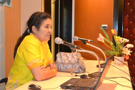 Aornanaong Thaweesuk, food and nutrition specialist at Regional of Health Promotion Center 3, Chonburi, lectures on the value of good nutrition for children with cerebral palsy.