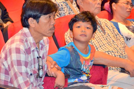 Parents and children from Pattaya listen intently to lecturers at the conference for better child care.