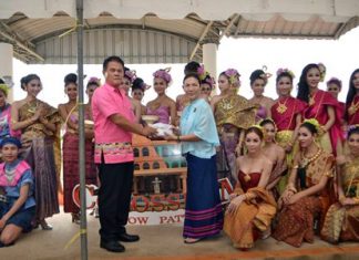 Noppadon Luangon, the director of Banglamung School, receives a donation from Nopparat Uppala, manager of costumes and accessories at the Colosseum Show Pattaya.