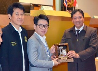 National Institute of Public Administration of the Republic of Indonesia Chairman Tri Widodo Wahyo Utomo (right) presents a souvenir to City Councilman Rattanachai Sutidechanai (center).