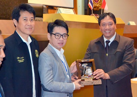 National Institute of Public Administration of the Republic of Indonesia Chairman Tri Widodo Wahyo Utomo (right) presents a souvenir to City Councilman Rattanachai Sutidechanai (center).