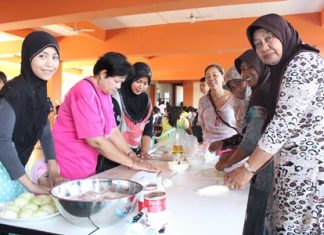 Muslim women are being taught how to better prepare local Muslim dishes to help them earn more money for their families.
