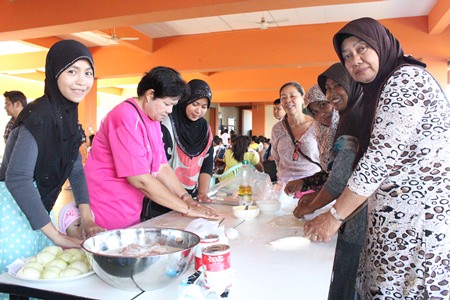 Muslim women are being taught how to better prepare local Muslim dishes to help them earn more money for their families.