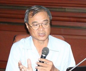 Nimit Tanomyat, an expert from the Insect Disease Prevention Center, briefs a number of residents how to prevent the disease.