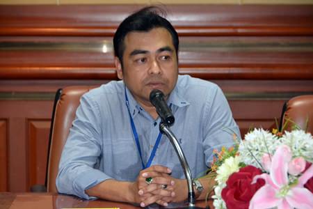 Pattaya Division of Public Health Administrator Sinphat Chimthin opens the event with his speech about sanitation and disease control in restaurants, hotels and other tourist service providers.