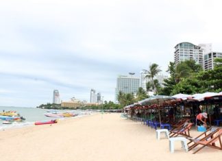 An example of what the NCPO wants: Only one row of beach chairs at the very back of the sandy area, arranged in a military-friendly orderly line with the rest of the sand clean and available for tourists.