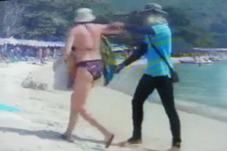 A YouTube video showing a Koh Larn beach vendor rudely abusing a woman tourist went viral, prompting police to arrest the offender the very next day.