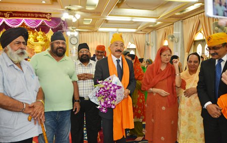 Amrik Singh Kalra (left) President of Pattaya Sikh Community together with members of the Sikh congregation welcome H.E. Harsh Vardhan Shringla to the ‘Gurdwara’.