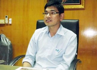 Sutat Nuspan, water-supply manager for Banglamung District, said he has sent out workers to fix the broken water pipe outside Ruamchok Condo View 2.