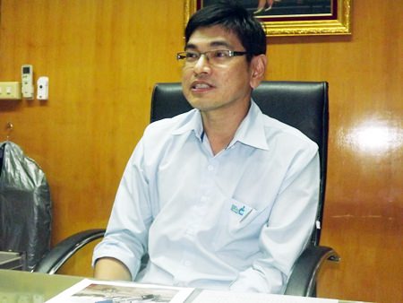 Sutat Nuspan, water-supply manager for Banglamung District, said he has sent out workers to fix the broken water pipe outside Ruamchok Condo View 2.