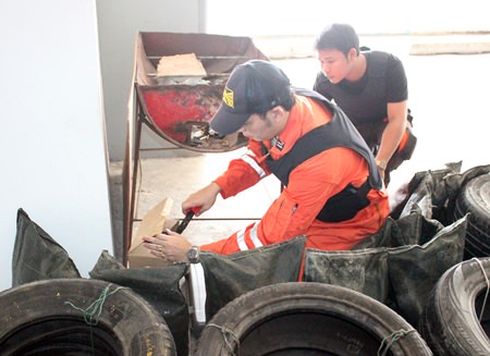 An officer trains an employee on how to observe a strange object.