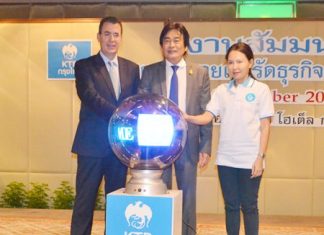 (L to R) Royal Cliff Hotels Group General Manager Antonello Passa, Deputy Mayor Ronakit Ekasingh, and Krungthai Bank consultant Vareemon Niyomthai ceremoniously begin the ‘secret to becoming rich’ seminar.