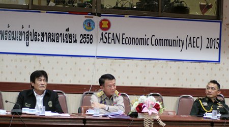 Banglamung District Chief Sakchai Taengho (center), along with Deputy Mayor Ronakit Ekasingh (left) and Pol. Col. Prasert Jaikla (right), of the 14th Military Circle meet with relevant authorities (not shown) about local transportation issues.