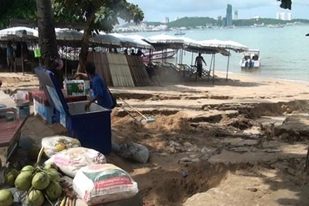 Along Pattaya Beach between Sois 1 and 5, flood runoff dug holes 50-80cm deep in the sand, leaving many parts of the beach unusable once the skies cleared.