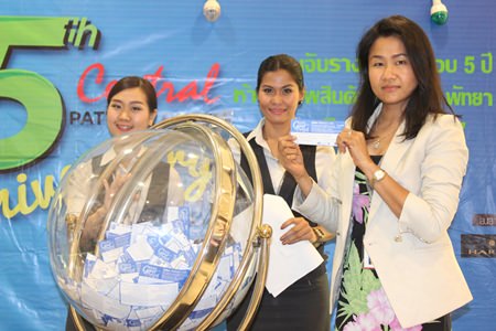 Suchada Petchsri, office manager of the Central Festival Pattaya Beach and co-host of the event, pulls out a lucky draw ticket.