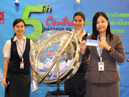 Benjawan Petchpan, products manager of the Central Festival Pattaya and co-host of the event, announces another lucky winner.