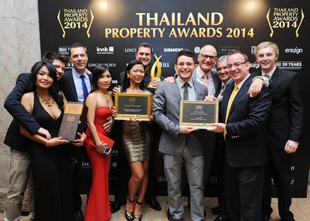 The Bravothai Lifestyles Co., Ltd. team from Pattaya celebrate their Thailand Property Awards win for The Vineyard with judge Mark Bowling. 