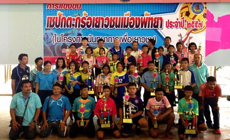Deputy Mayor Wattana Chantanawaranon (back row, center) presents trophies to all the winners in this year’s Pattaya Youth Sepak Takraw Tournament 2014.