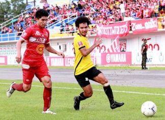 Pattaya United’s Narakorn Khana (right) comes under pressure from Trat FC’s Sarawut Inpan (left) as he attempts to carry the ball downfield during the first half of their Thai Division 1 league fixture at the Trat Stadium, Sunday, August 31. (Photo/Pattaya United FC)