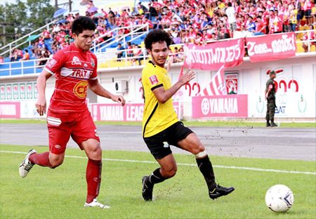 Pattaya United’s Narakorn Khana (right) comes under pressure from Trat FC’s Sarawut Inpan (left) as he attempts to carry the ball downfield during the first half of their Thai Division 1 league fixture at the Trat Stadium, Sunday, August 31. (Photo/Pattaya United FC)