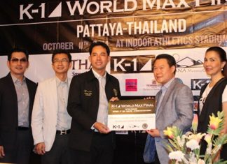 Mayor Itthiphol Kunplome accepts tickets from Natthaphol Dechvithak, GM of Solana Marketing, during the announcement of the upcoming the K-1 World MAX 2014 World Championship Tournament Final.