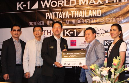Mayor Itthiphol Kunplome accepts tickets from Natthaphol Dechvithak, GM of Solana Marketing, during the announcement of the upcoming the K-1 World MAX 2014 World Championship Tournament Final.