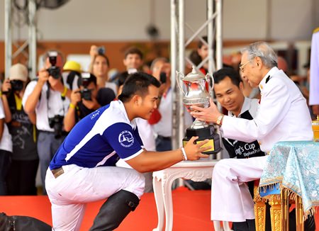 King Power receive the King’s Cup trophy from the HM the King of Thailand’s Royal representative, H.E. Privy Councilor, Rear Admiral, Mom Luang Usni Pramoj.