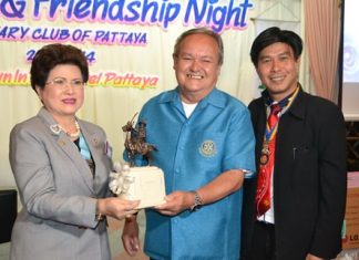 District Governor Rachnee Euprasert receives a gift from Past District Governor Premprecha Dibbayawan and President Satienpong Khamnon.