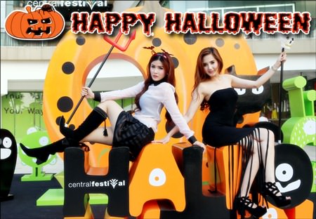 Today, Oct. 31, is “All-Hallows-Eve”, better known as Halloween. Throughout Pattaya, many shopping malls, restaurants, bars and entertainment venues will be putting on special attractions to help celebrate this pagan festival to remember the dead like only Pattaya can. Shown here, pretty models welcome one and all to the event at Central Festival Pattaya Beach. Ripley’s Believe it or Not! in the Royal Garden Plaza is also famous for Halloween fun. Let’s not forget Walking Street, where usually the biggest Halloween parties are held. Happy Halloween!