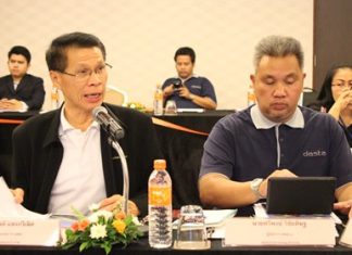 DASTA Deputy Director Damrong Saengkaweelert and Pattaya project chief Thaweepong Wichaidit meet with relevant officials to continue work on a master plan to bring order to the Pattaya region’s chaotic transportation system.
