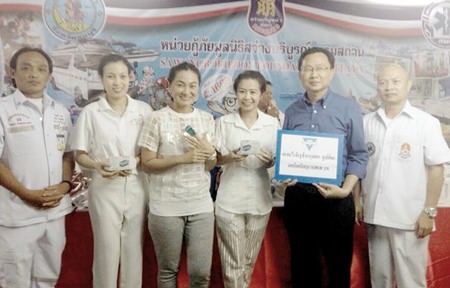 Praichit Jetpai (center), president of the YWCA Bangkok - Pattaya Center, donates 2 pulse oximeter devices to the Sawang Boriboon Foundation via PTBA president Sinchai Wattanasartsathorn (2nd right).