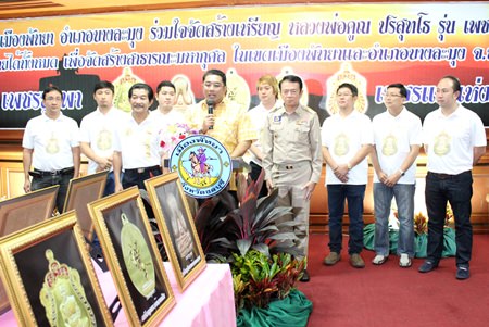 Former Culture Minister Sonthaya Kunplome (centre) presides over the press conference announcing the special amulets.